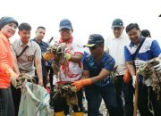 Bersama Masyarakat, Pj Gubernur Lampung Lakukan Aksi Bersih-bersih Pantai di Pantai Payang Panjang Sukaraja