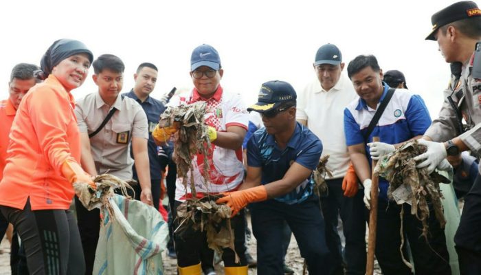 Bersama Masyarakat, Pj Gubernur Lampung Lakukan Aksi Bersih-bersih Pantai di Pantai Payang Panjang Sukaraja