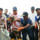 Pj. Gubernur Lampung Samsudin bersama masyarakat melakukan aksi bersih-bersih pesisir pantai dan laut di Pantai Payang Panjang, Kecamatan Sukaraja || Foto: Adpim Pemprov Lampung