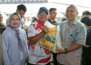 Dalam Rangka Pengendalian inflasi, Pj Gubernur Samsudin Tinjau Pasar Murah di Lapangan Korpri