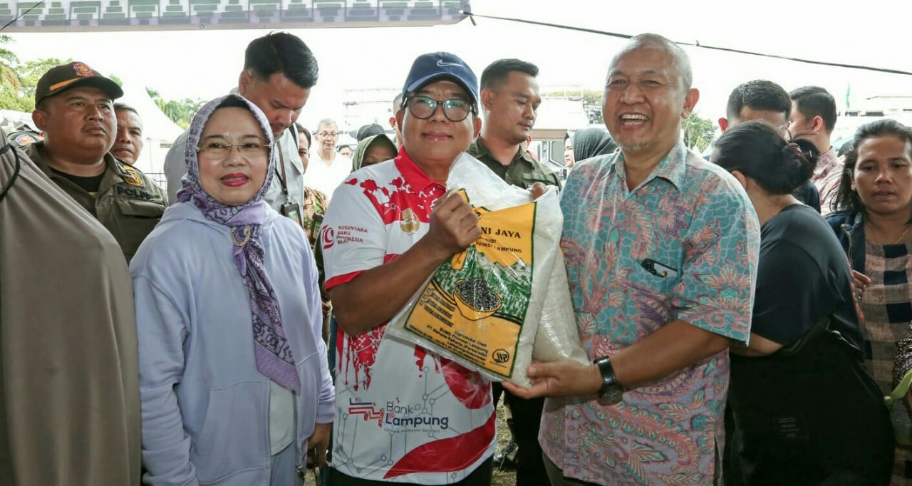 Pj. Gubernur Lampung Samsudin meninjau pelaksanaan Pasar Murah dalam rangka pengendalian inflasi di Provinsi Lampung, yang dilaksanakan di Lapangan Korpri, Komplek Kantor Gubernur, Bandar Lampung || Foto: Adpim Pemprov Lampung