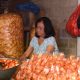 Potret warga Ganjar Asri melakukan proses packaging keripik singkong yang siap didistribusikan ke berbagai daerah di Provinsi Lampung || Foto: PLN UID Lampung