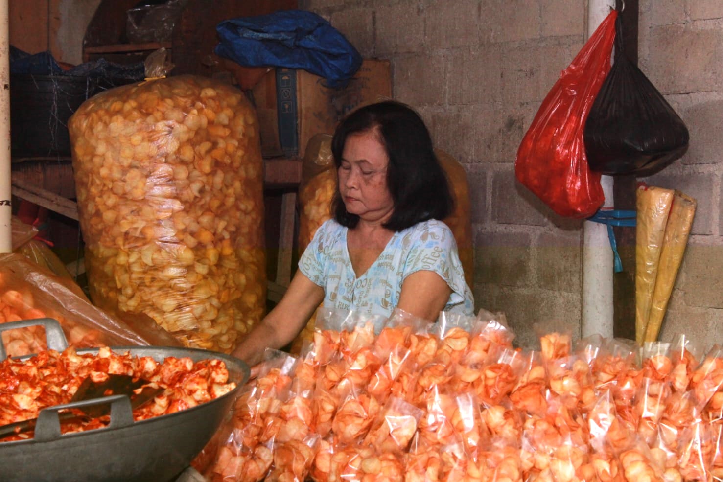 Potret warga Ganjar Asri melakukan proses packaging keripik singkong yang siap didistribusikan ke berbagai daerah di Provinsi Lampung || Foto: PLN UID Lampung