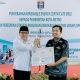 General Manager PLN UID Lampung, Sugeng Widodo menyerahkan Sertifikat REC kepada Walikota Metro dr. H. Wahdi Siradjuddin, Sp.OG (K) || Foto: PLN UID Lampung