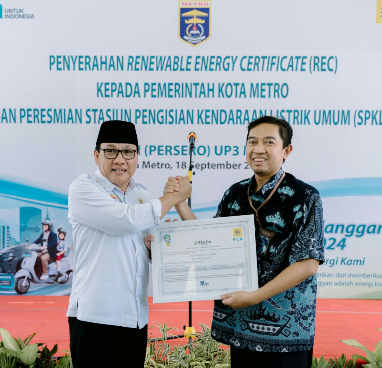 General Manager PLN UID Lampung, Sugeng Widodo menyerahkan Sertifikat REC kepada Walikota Metro dr. H. Wahdi Siradjuddin, Sp.OG (K) || Foto: PLN UID Lampung