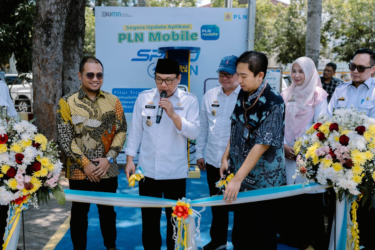 Wali Kota Metro, dr. H. Wahdi Siradjuddin, Sp.OG (K) meresmikan SPKLU didampingi oleh General Manager PLN UID Lampung, Sugeng Widodo dan Manager PLN UP3 Metro M. Burhanuddin Muflihul Hasan || Foto: PLN UID Lampung
