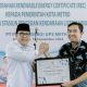 Wali Kota Metro dr. H. Wahdi Siradjuddin, Sp.OG (K) menyerahkan penghargaan kepada General Manager PLN UID Lampung, Sugeng Widodo pada momen Peresmian SPKLU di Kota Metro || Foto: PLN UID Lampung