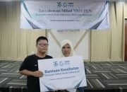 Aryantini (kanan), warga Sukabumi-Bandar Lampung berfoto bersama Anaknya, Rizky Kurniawan hadir sebagai penerima manfaat zakat dalam momen Tasyakuran Milad YBM PLN Ke-18 || Foto: PLN UID Lampung