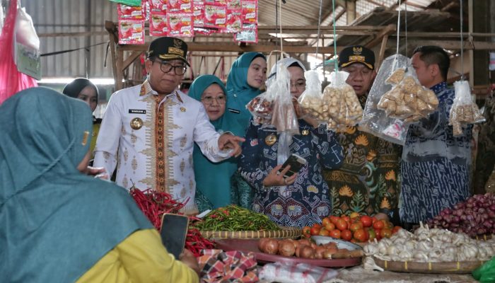 Pj Gubernur Samsudin Tinjau Harga Bahan Kebutuhan Pokok di Pasar Gadingrejo Pringsewu