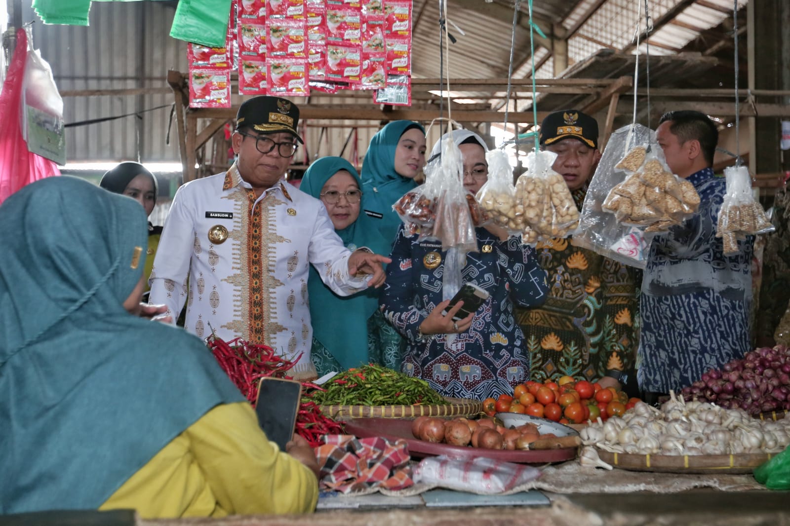 Pj. Gubernur Lampung Samsudin meninjau harga bahan kebutuhan pokok sekaligus berdialog bersama para pedagang, di Pasar Gadingrejo, Pringsewu || Foto: Adpim Pemprov Lampung