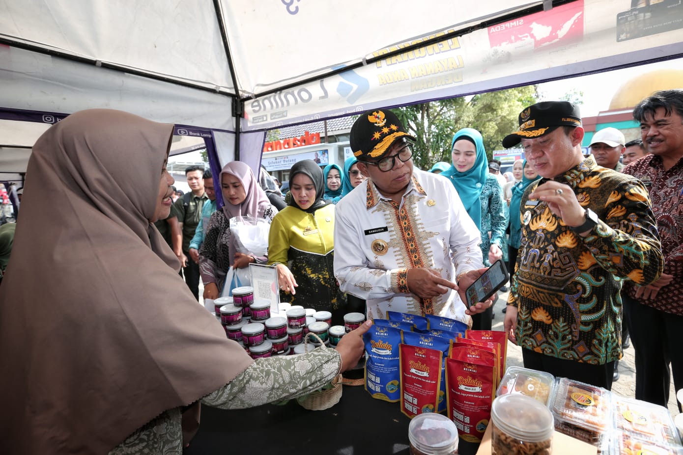 Pj. Gubernur Lampung Samsudin mengunjungi Dekranasda Kafe (Dekrafe) Pringsewu di Komplek Rest Area KM 37, Jalan Lintas Barat Sumatera, Wates Timur, Gadingrejo, Pringsewu || Foto: Adpim Pemprov Lampung