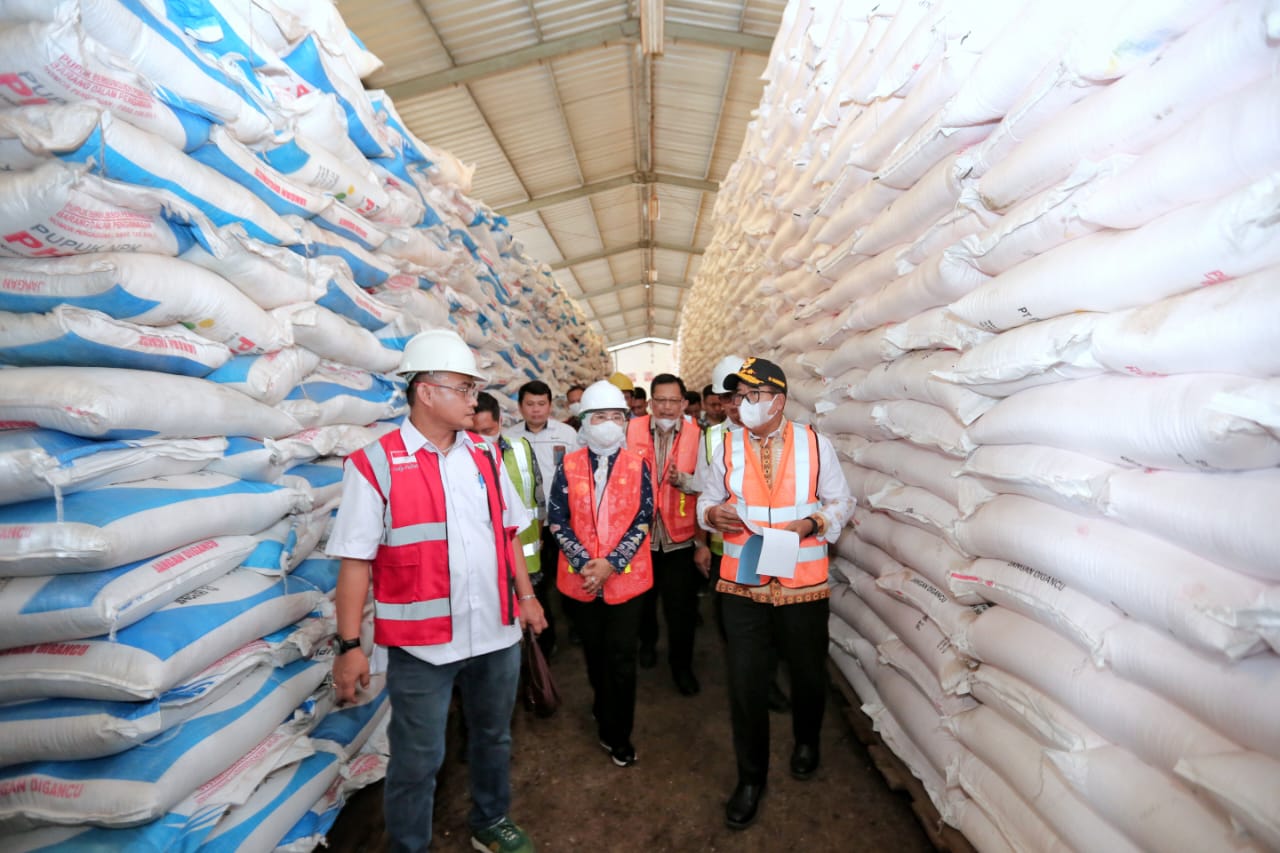 Pj. Gubernur Lampung Samsudin memantau ketersediaan pupuk di Gudang Pupuk Lini III GPP Pringsewu || Foto: Adpim Pemprov Lampung