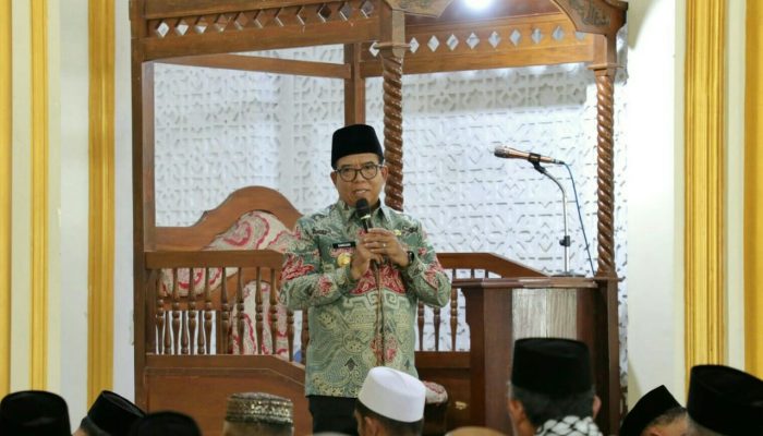 Pj Gubernur Samsudin Laksanakan Salat Jumat Bersama Masyarakat di Masjid Al Islah Tanggamus