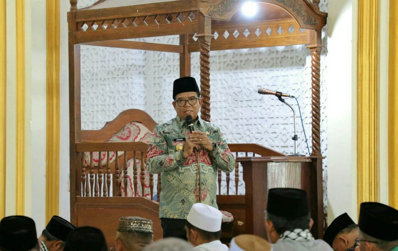 Pj. Gubernur Lampung Samsudin melaksanakan ibadah salat Jum'at bersama Masyarakst di Masjid Al Islah Kabupaten Tanggamus || Foto: Adpim Pemprov Lampung