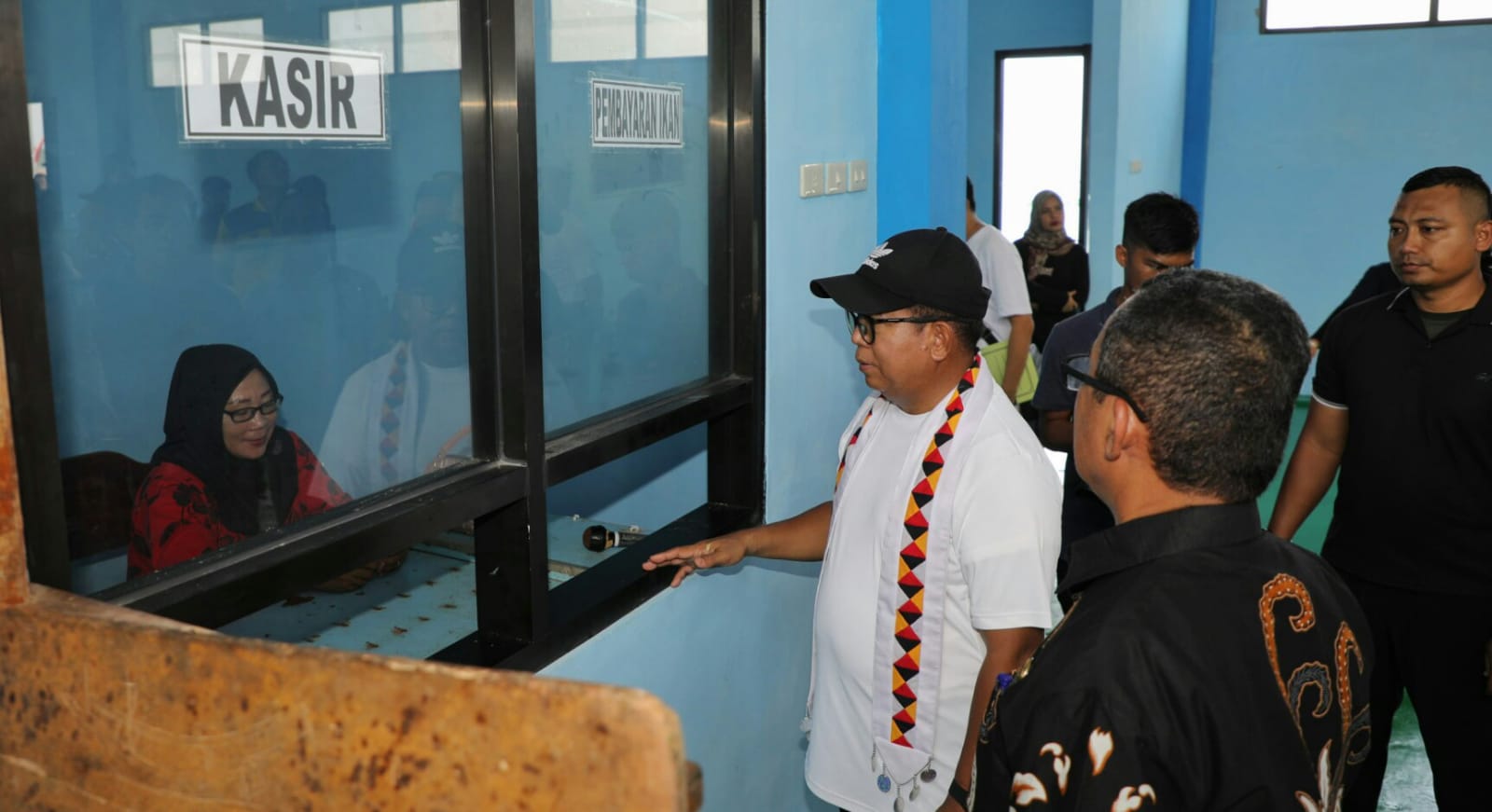 Pj. Gubernur Samsudin meresmikan Tempat Pelelangan Ikan (TPI) Higienis, menyerahkan bantuan dan meninjau pasar murah dalam kunjungan ke Kabupaten Tanggamus || Foto: Adpim Pemprov Lampung