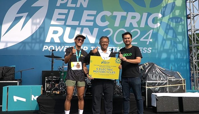 Lima Pengemudi Ojol Prasejahtera Peroleh Motor Listrik di PLN Electric Run 2024