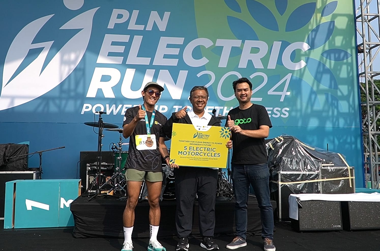 Direktur Legal & Manajemen Human Capital PLN, Yusuf Didi Setiarto (tengah) ketika menyerahkan secara simbolis 5 (lima) unit motor listrik kepada perwakilan perusahaan Ojek Online (Ojol) untuk disalurkan pada pengemudi prasejahtera dalam ajang PLN Electric Run 2024 || Foto: PLN