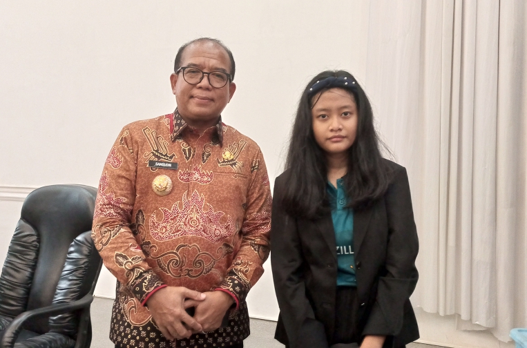 Pj Gubernur Lampung Samsudin bersama Fitria Khasanah yang merupakan siswi kelas 7 sekolah menengah pertama (SMP) Gajah Mada || Foto: Istimewa