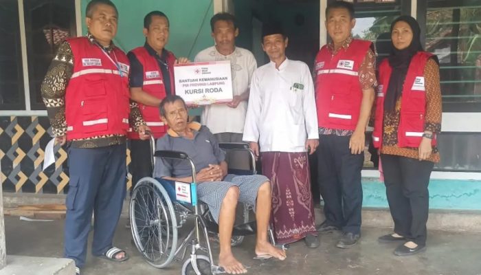PMI Lampung Serahkan 13 Kursi Roda dalam Program Siger Layanan Sosial