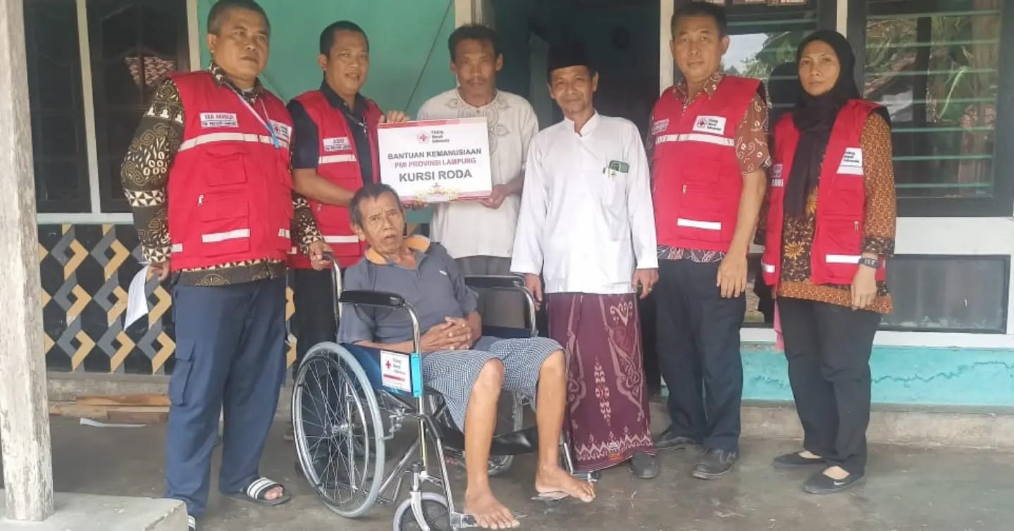 PMI Provinsi Lampung menyerahkan bantuan berupa 13 kursi roda kepada warga yang tersebar di beberapa wilayah di Lampung || Foto: Dinas Kominfotik Provinsi Lampung