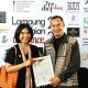 Assisstant Manager TJSL PLN UID Lampung menerima Penghargaan dari Arismansyah selaku Desainer Sekura Art Mitra Binaan PLN dalam ajang Fashion Tendance 2024 || Foto: PLN UID Lampung
