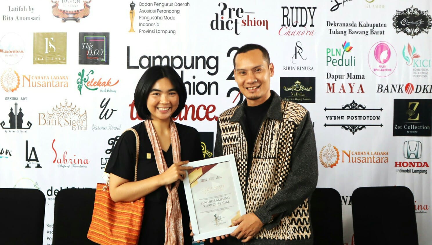 Assisstant Manager TJSL PLN UID Lampung menerima Penghargaan dari Arismansyah selaku Desainer Sekura Art Mitra Binaan PLN dalam ajang Fashion Tendance 2024 || Foto: PLN UID Lampung