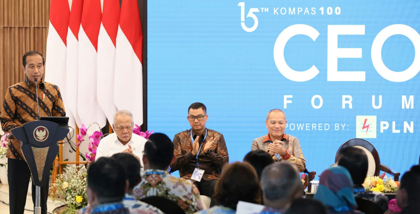 Presiden RI Joko Widodo (kiri) memberikan sambutan dalam acara Kompas100 CEO Forum yang berlangsung di Istana Garuda, Ibu Kota Nusantara (IKN) pada Jumat (11/10/2024) || Foto: PLN