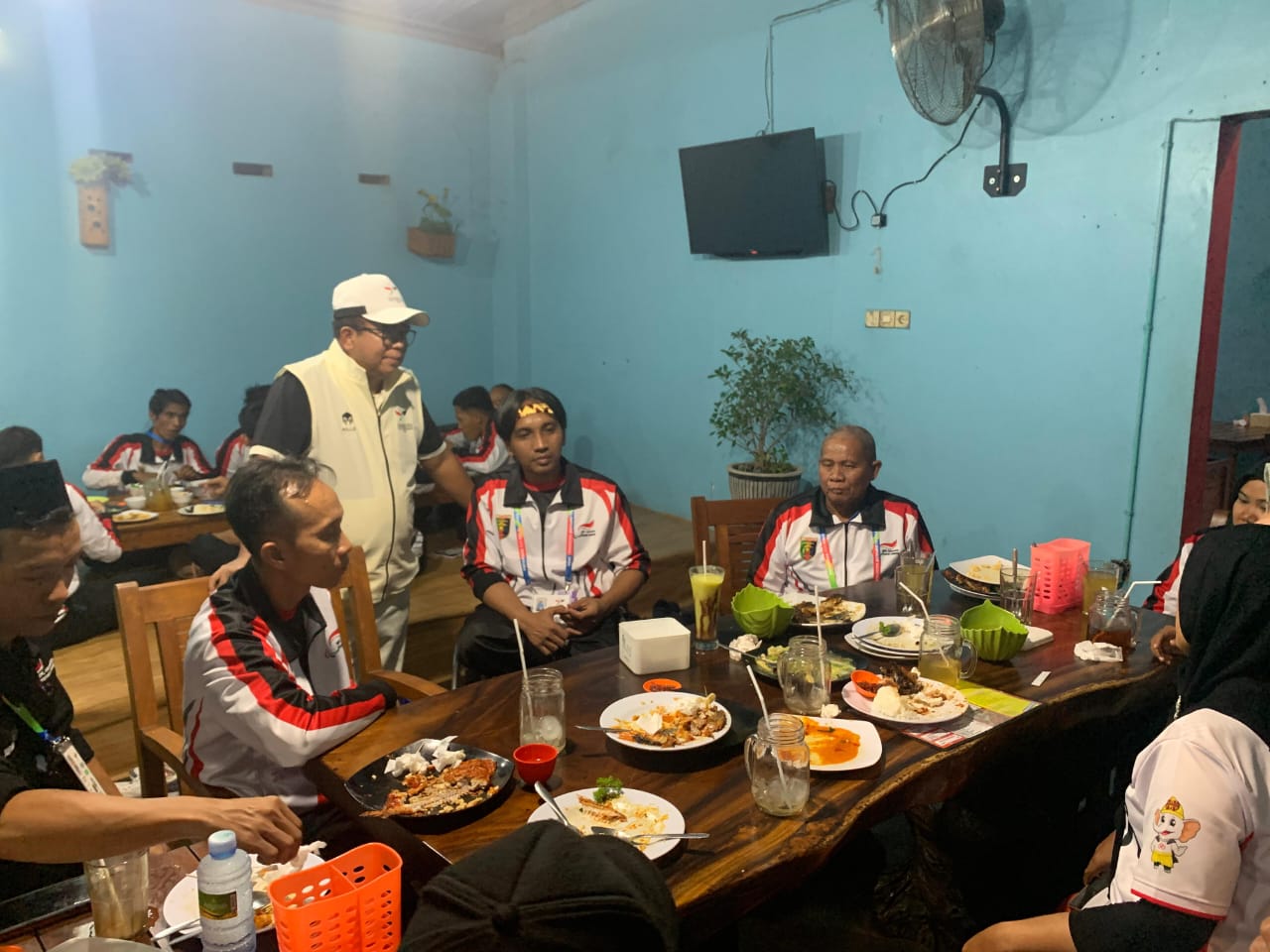 Pj. Gubernur Lampung Samsudin menggelar silaturahmi dan ramah tamah bersama seluruh peserta Peparnas kontingen Lampung, yang berlangsung di Rumah Makan Seafood Kiloaan Pak' De Kota Solo, Jawa Tengah || Foto: Adpim Pemprov Lampung