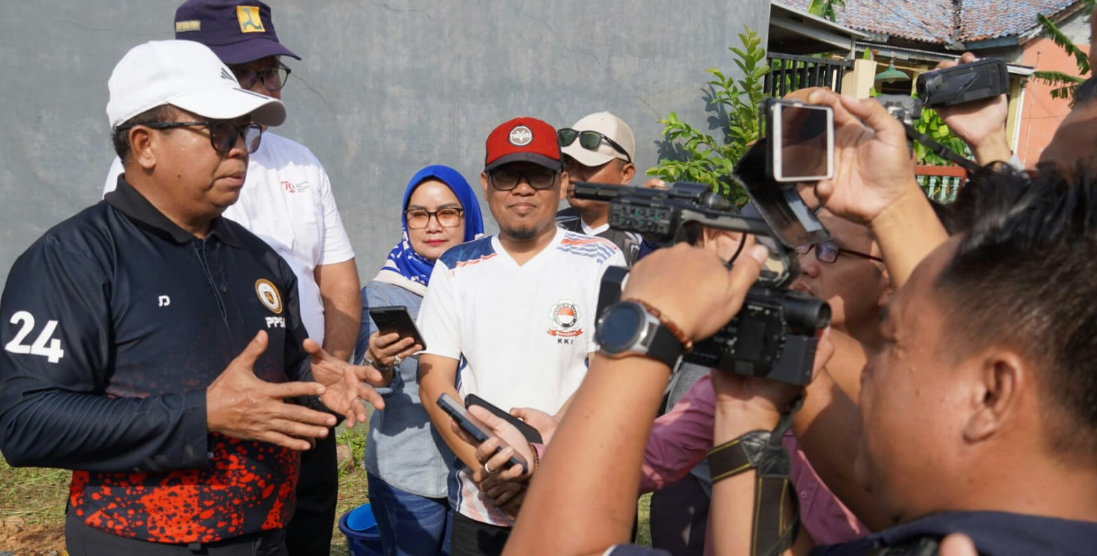 Pj. Gubernur Lampung Samsudin didampingi Pjs. Wali Kota Bandar Lampung, Budhi Darmawan  melakukan peninjauan langsung ke pemukiman rawan banjir, di Jl. Nunyai Gg. Hi. Ismail Kelurahan Rajabasa || Foto: Dinas Kominfo dan Statistik Provinsi Lampung