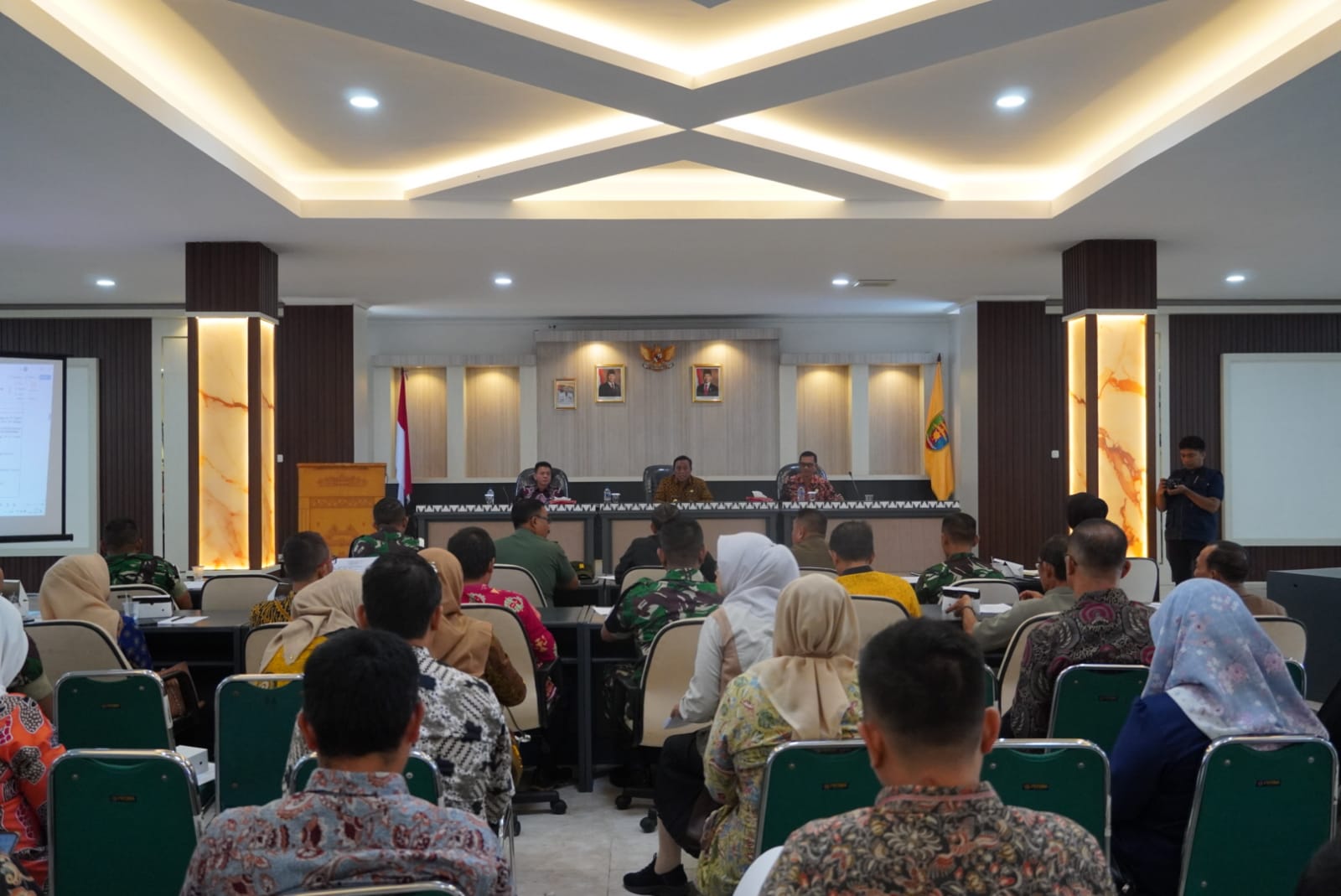 Staf Ahli Gubernur Bidang Pemerintahan, Hukum, dan Politik, Ganjar Jationo, saat memimpin rapat Peringatan Hari Pahlawan ke-79 || Foto: Dinas Kominfotik Provinsi Lampung