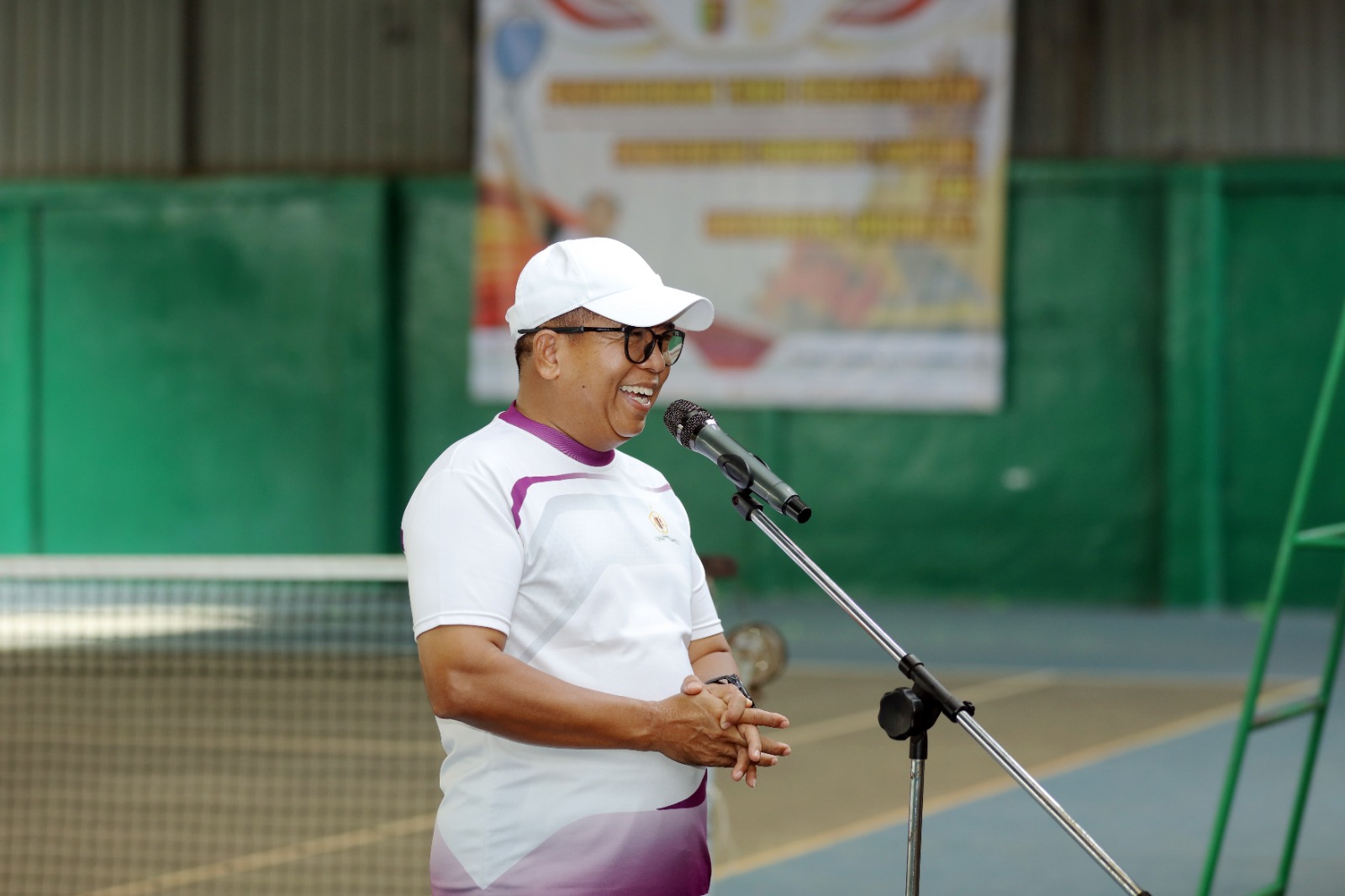 Pj. Gubernur Lampung Samsudin membuka pertandingan tenis persahabatan antara tim Pemerintah Provinsi Lampung dan tim Universitas Indonesia (UI), berlangsung di Lapangan Tenis Pemerintah Provinsi Lampung || Foto: Adpim Pemprov Lampung