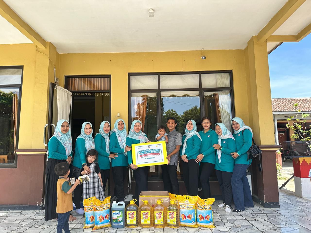 Penyerahan paket sembako oleh ketua PIKK PLN UP3 Metro Talitha Burhanuddin dan Pengurus PIKK kepada salah satu panti asuhan Budhi Utomo Kota Metro || Foto: PLN UID Lampung