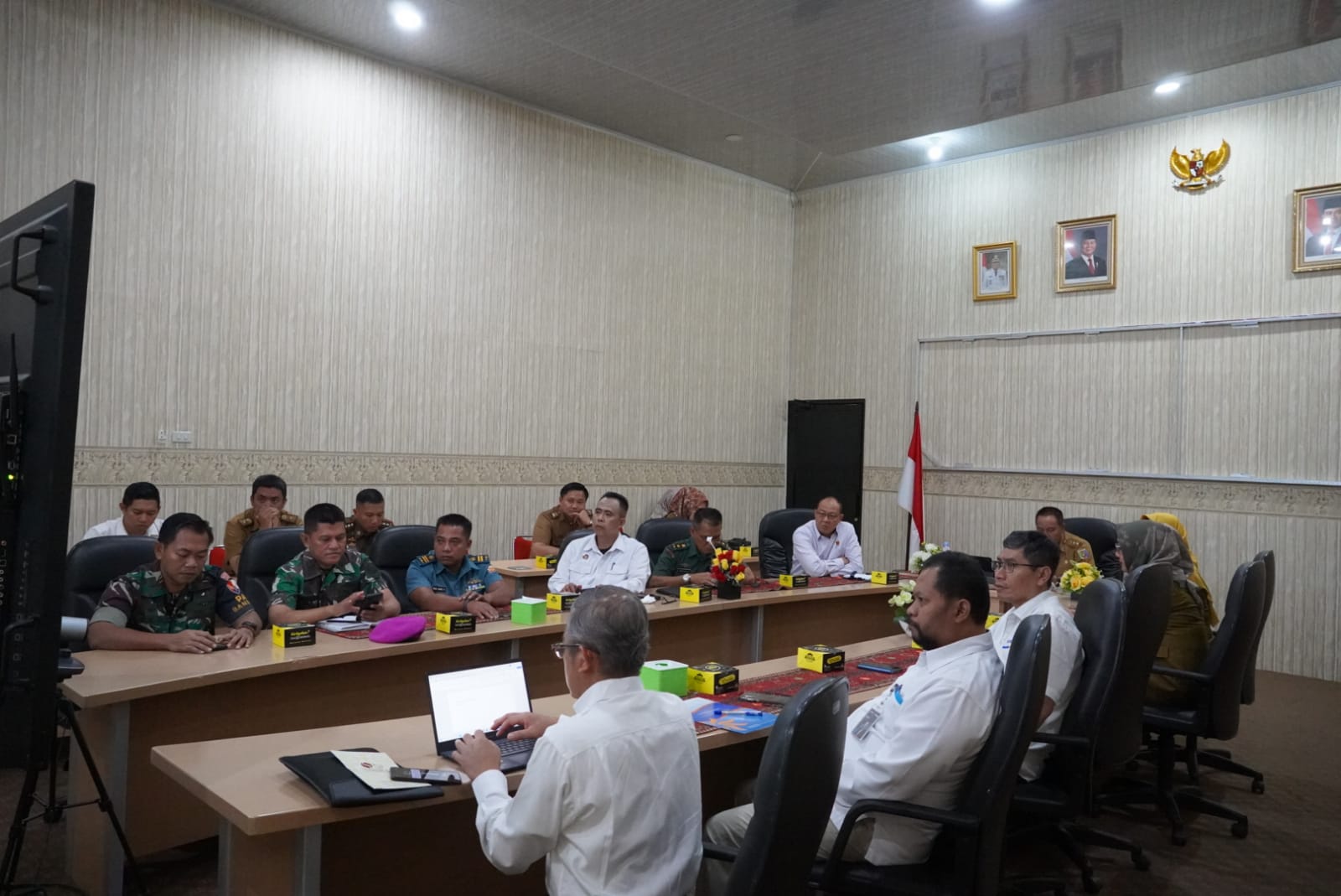Staf Ahli Bidang Ekonomi, Keuangan dan Pembangunan, Zainal Abidin, mengikuti Rapat Koordinasi Pengendalian Inflasi Daerah secara virtual, di Ruang Command Center Lt.II Dinas Kominfotik Provinsi Lampung || Foto: Dinas Kominfotik Provinsi Lampung