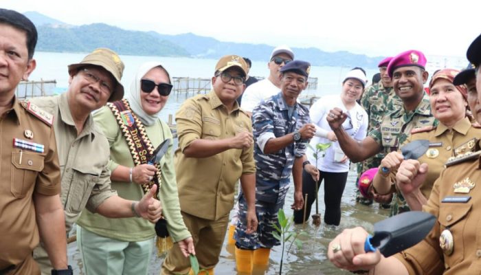 Peringati HUT ke-79 Korps Marinir, Pj Gubernur Lampung Tanam Mangrove Bersama Brigif 4 Marinir dan Mitra
