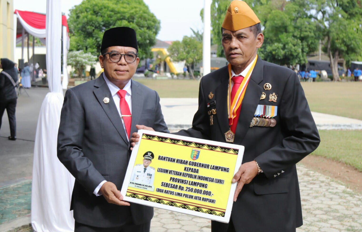 Pj. Gubernur Lampung Samsudin menyerahkan bantuan hibah kepada LVRI Provinsi Lampung sebesar Rp 250 juta dalam rangka peringatan Hari Pahlawan ke-79 || Foto: Adpim Pemprov Lampung
