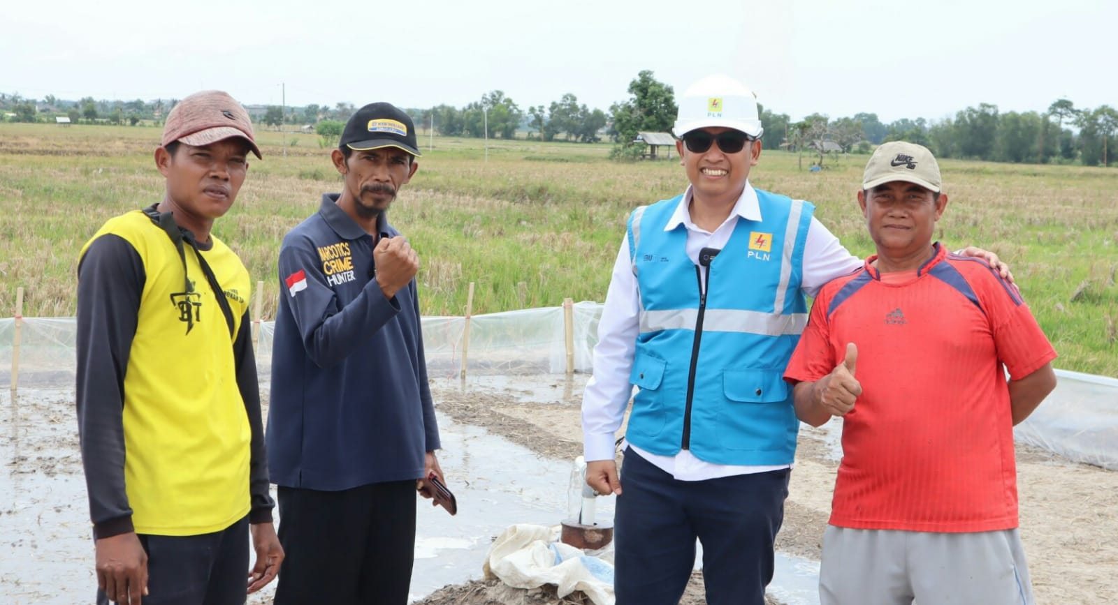 Darma Saputra, Manager Komunikasi dan TJSL PLN UID Lampung, bersama Suparmin, Ketua Kelompok Tani Tunas Baru didampingi 2 Anggota Kelompok Tani || Foto: PLN UID Lampung