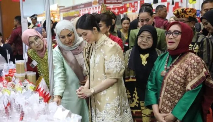 Ibu Wapres Buka Bazar Amal Tahunan ke-55 WIC di Jakarta Convention Center