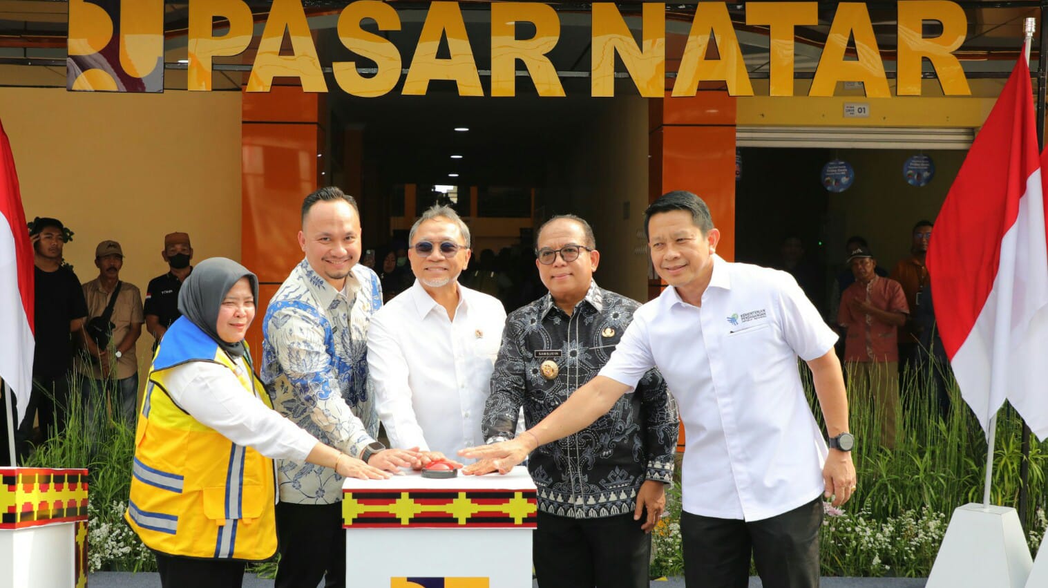 Menko Pangan Republik Indonesia Zulkifli Hasan, didampingi Pj. Gubernur Lampung Samsudin, meresmikan Pasar Natar, Lampung Selatan, yang telah direvitalisasi menjadi bangunan modern || Foto: Adpim Pemprov Lampung