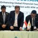Direktur Utama PLN, Darmawan Prasodjo (kanan) melakukan penandatanganan Memorandum of Understanding bersama Chief of Sustainability Officer Kreditanstalt für Wiederaufbau (KfW), Jürgen Kern (tengah) dan disaksikan oleh Utusan Khusus Presiden Republik Indonesia dalam COP29, Hashim Djojohadikusumo (kiri) dalam kegiatan Leading the Charge: Strategic Partnership to Catalyze Decarbonization di Baku, Azerbaijan || Foto: PLN