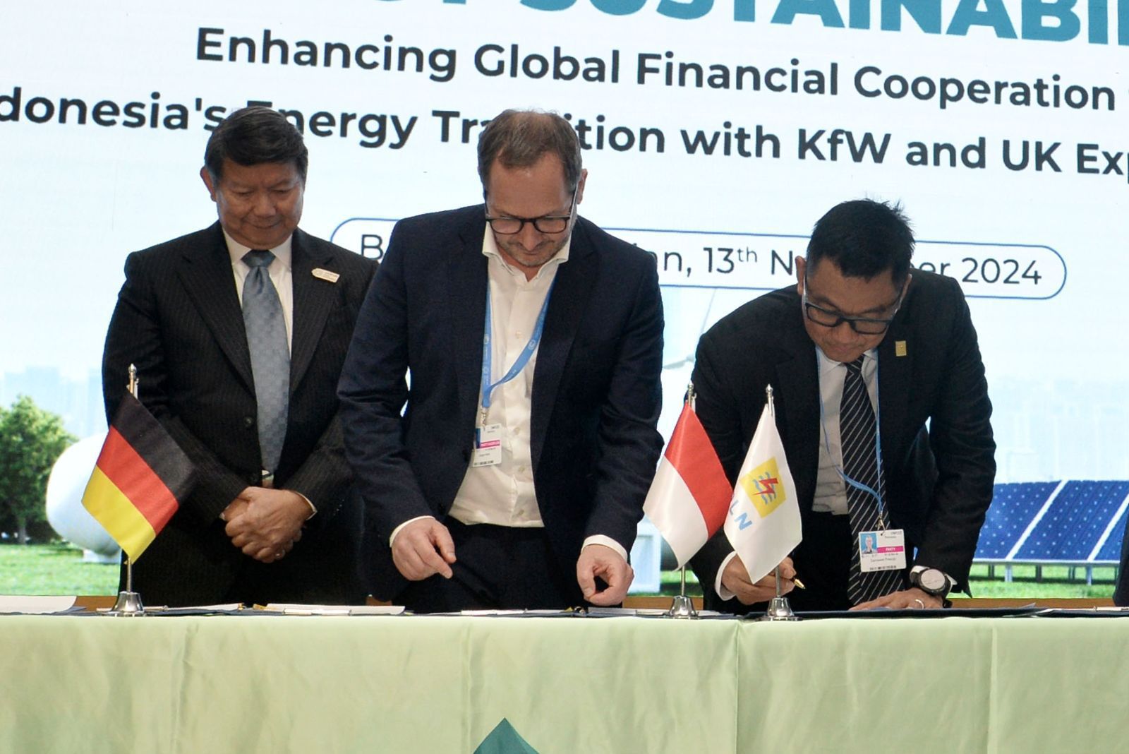 Direktur Utama PLN, Darmawan Prasodjo (kanan) melakukan penandatanganan Memorandum of Understanding bersama Chief of Sustainability Officer Kreditanstalt für Wiederaufbau (KfW), Jürgen Kern (tengah) dan disaksikan oleh Utusan Khusus Presiden Republik Indonesia dalam COP29, Hashim Djojohadikusumo (kiri) dalam kegiatan Leading the Charge: Strategic Partnership to Catalyze Decarbonization di Baku, Azerbaijan || Foto: PLN