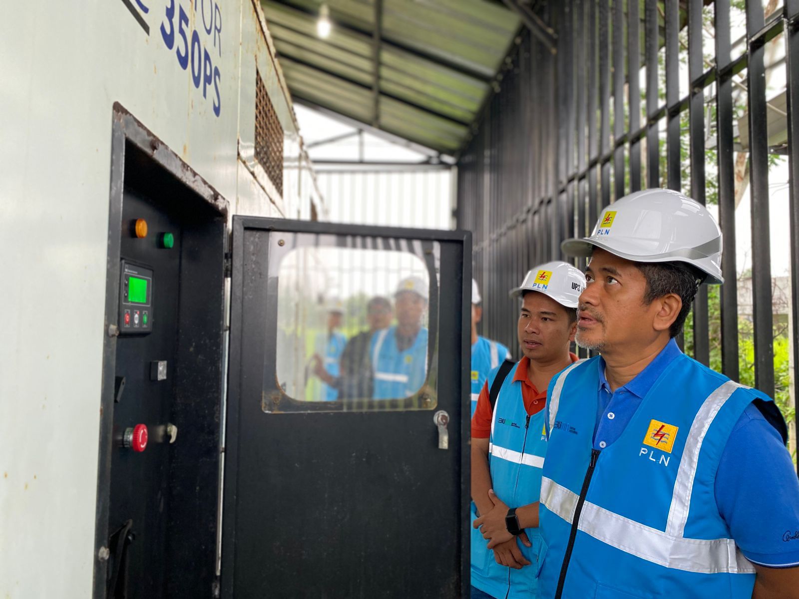 General Manager PLN UID Lampung Muhammad Joharifin terjun langsung ke lokasi debat guna mengawal kehandalan pasokan listrik untuk kelancaran event Pesta Demokrasi di Pesisir Barat || Foto: PLN UID Lampung