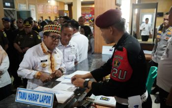 Pj. Gubernur Lampung Samsudin meninjau secara langsung pelaksanaan Pemilihan Kepala Daerah (Pilkada) serentak di TPS khusus Lapas kelas I Bandar Lampung || Foto: Dinas Kominfotik Provinsi Lampung