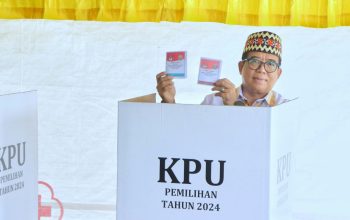 Pj. Gubernur Lampung, Samsudin menggunakan hak pilihnya pada Pilkada serentak 2024 di TPS 007, Kelurahan Sumur Batu, Kecamatan Teluk Betung Utara, Bandar Lampung || Foto: Dinas Kominfotik Provinsi Lampung