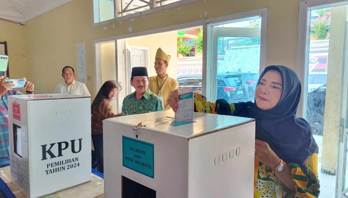 Bersama Keluarga, Eva Dwiana Gunakan Hak Pilihnya di TPS 005