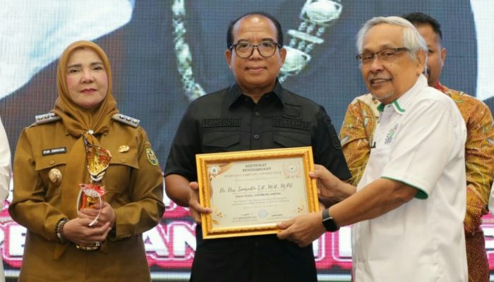 Pj Gubernur Samsudin Raih Penghargaan Tokoh Peduli Pertanian Lampung