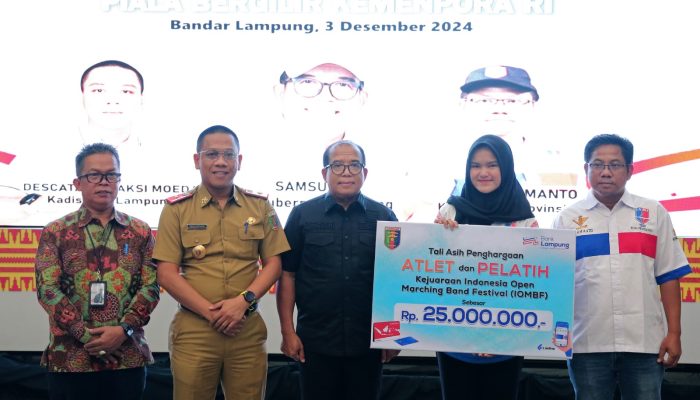Pj Gubernur Samsudin Serahkan Tali Asih untuk Atlet, Pelatih dan Official Kejuaraan IOMBF Piala Bergilir Kemenpora