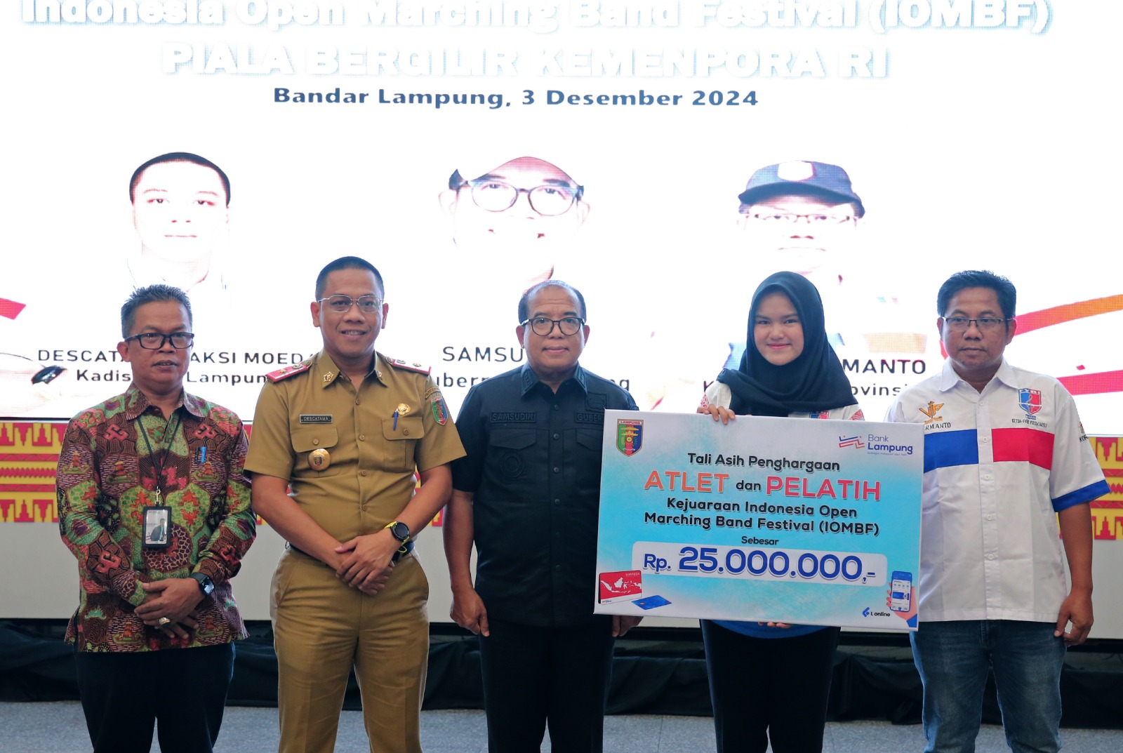 Pj. Gubernur Lampung Samsudin menyerahkan Tali Asih bagi Atlet, Pelatih dan Official berprestasi Marching Band VIP Federasi Youth Band Indonesia (FYBI) Lampung || Foto: Adpim Pemprov Lampung
