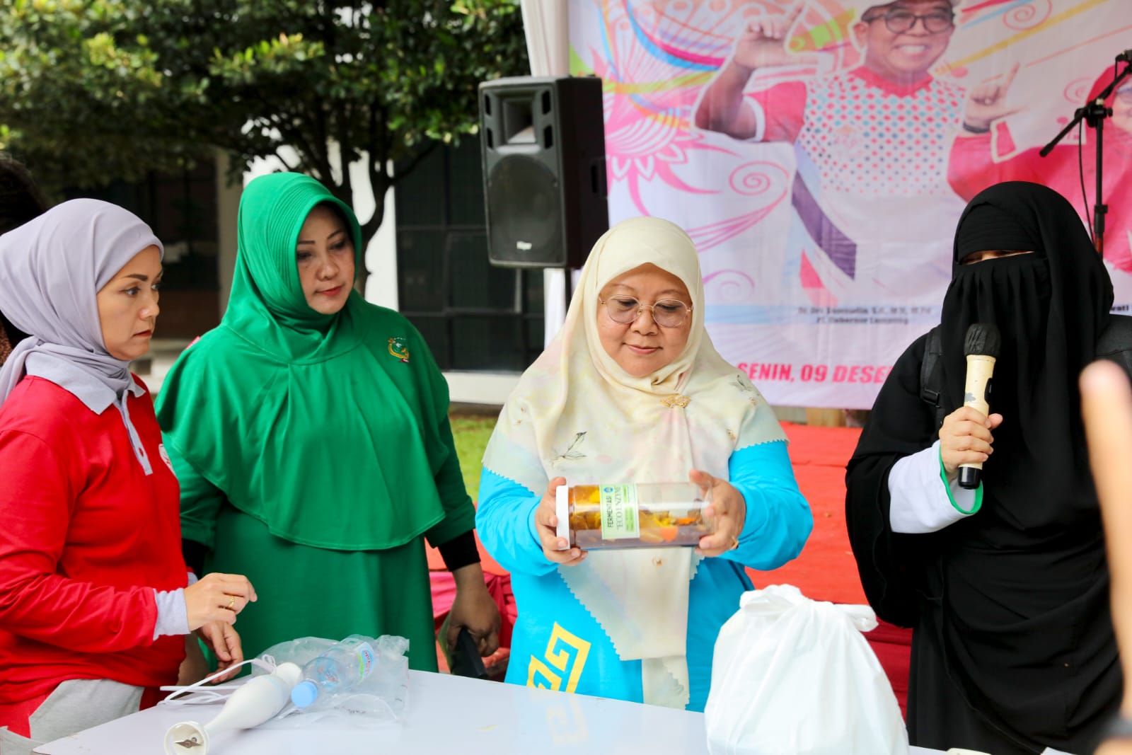 Pj. Ketua Tim Penggerak PKK Provinsi Lampung Ibu Maidawati Retnoningsih Samsudin membuka pelatihan Pembuatan Eco Enzym bagi ibu-ibu pengurus Organisasi Wanita di Provinsi Lampung || Foto: Adpim Pemprov Lampung