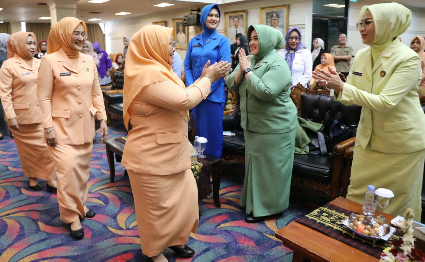 Pj. Ketua Tim Penggerak PKK Provinsi Lampung Maidawati Retnoningsih Samsudin membuka Seminar dalam rangka Hari Ulang Tahun ke-25 Dharma Wanita Persatuan (DWP) Tahun 2024 || Foto: Adpim Pemprov Lampung