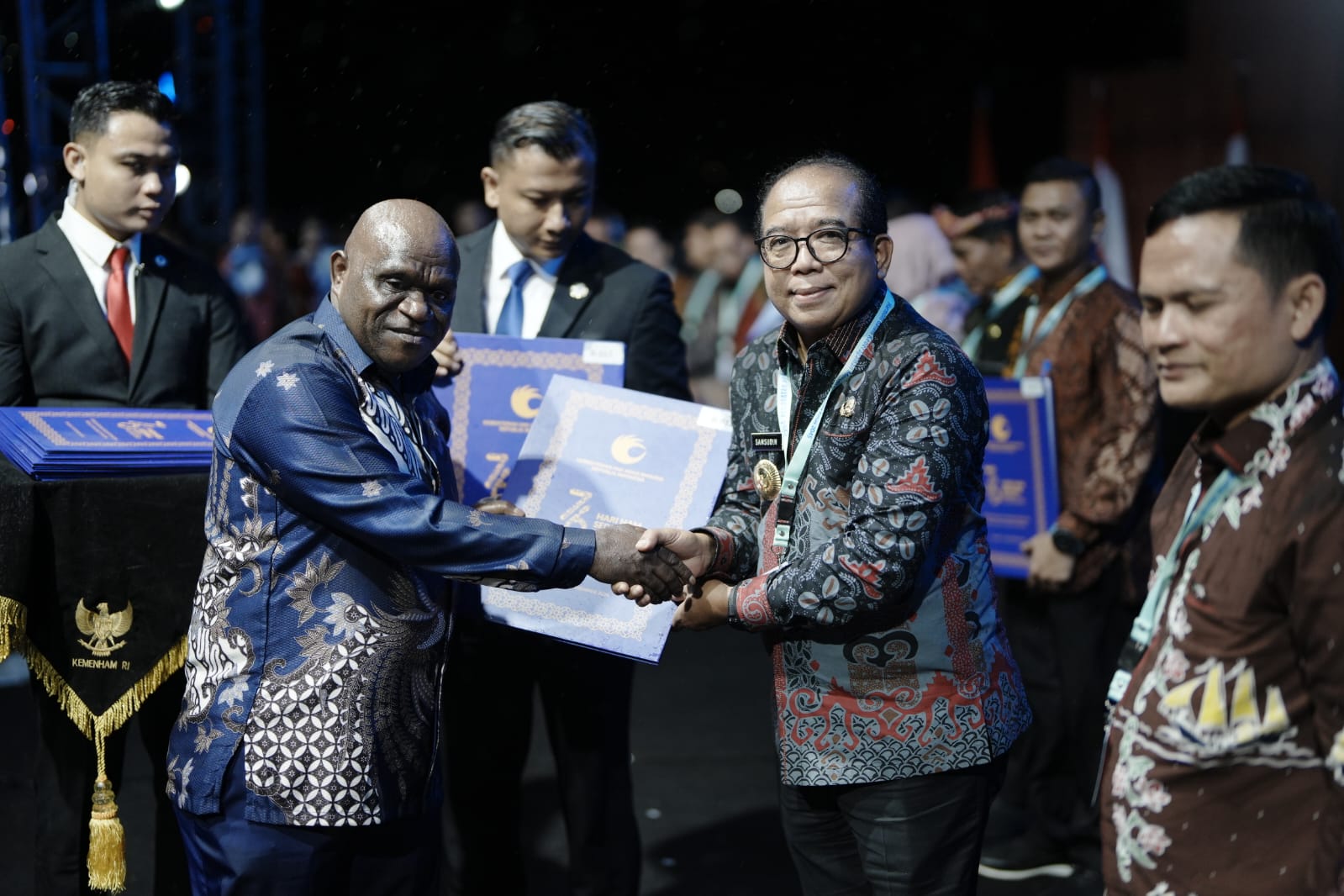 Penjabat Gubernur Lampung, Samsudin, menerima penghargaan Provinsi Pembina Kabupaten/Kota Peduli Hak Asasi Manusia (KKP HAM) Tahun 2024 dari Menteri Hak Asasi Manusia RI || Foto: Dinas Kominfotik Provinsi Lampung